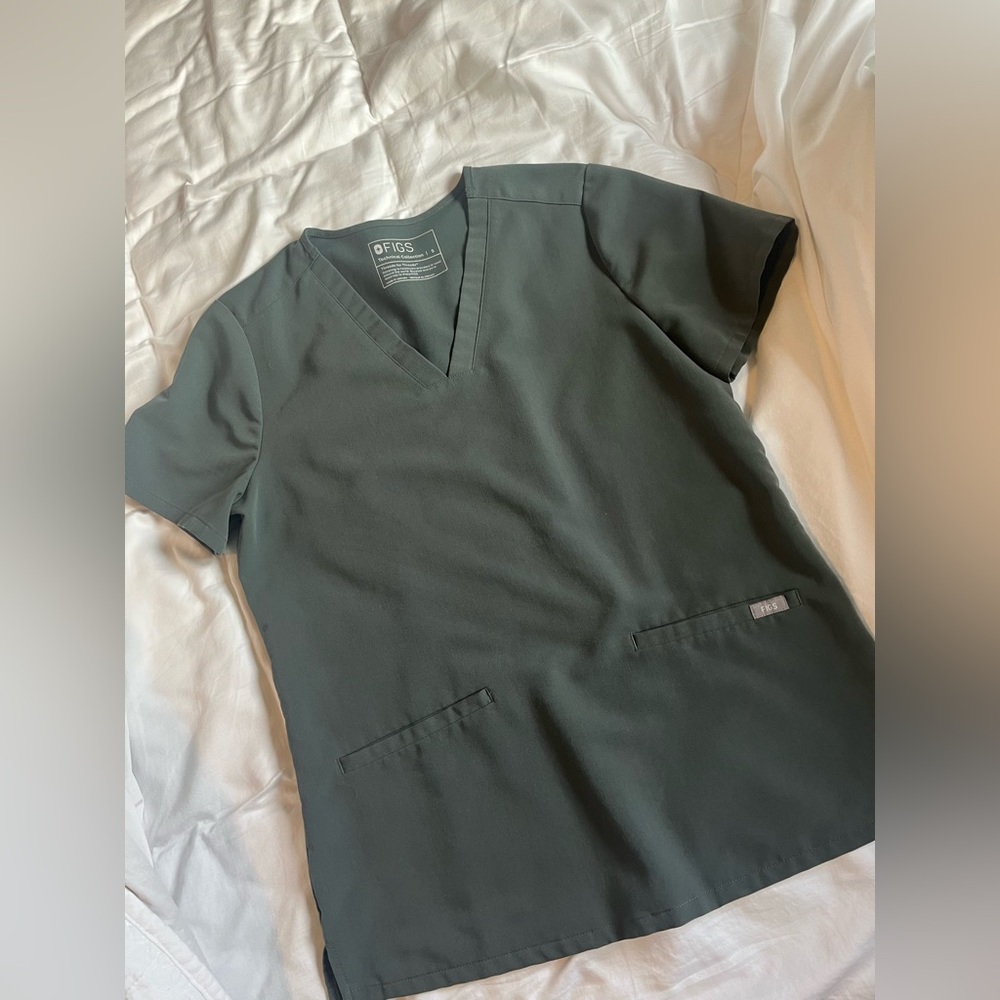 FIGS bonsai Casma three-pocket top